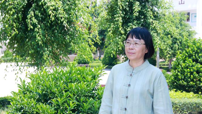 全国妇联授予华坪女高校长张桂梅全国三八红旗手标兵称号