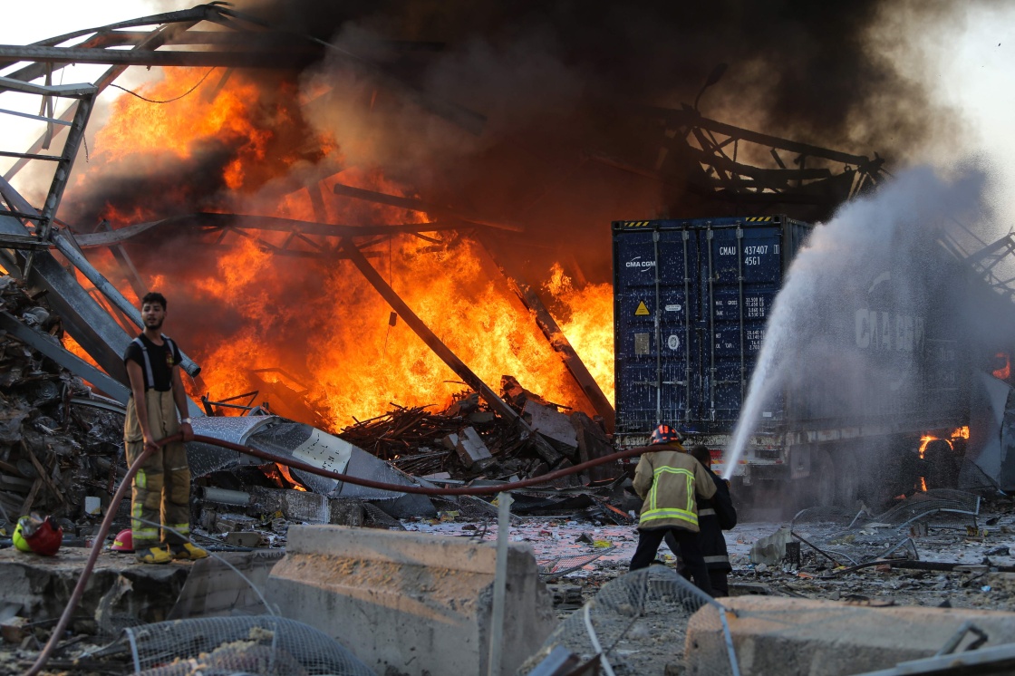 8月4日,消防员在黎巴嫩首都贝鲁特爆炸现场灭火.新华社/法新 图