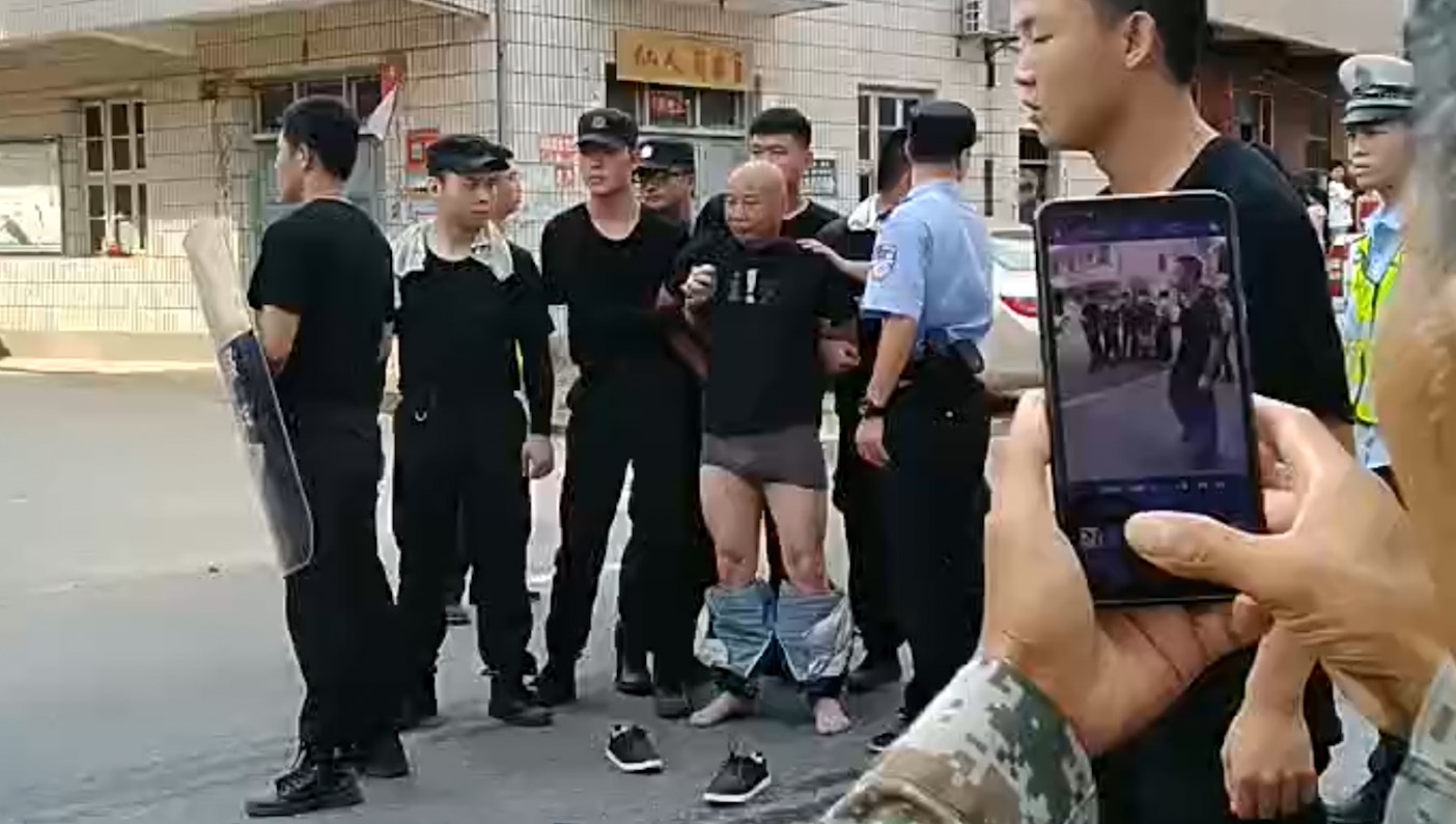 江西乐安命案嫌犯曾春亮落网现场:带尖刀锤子骑摩托冲