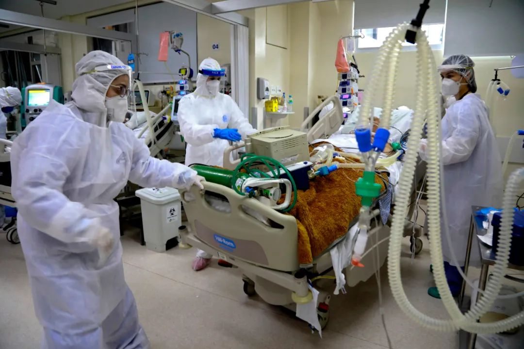 8月13日,医务人员在巴西阿雷格里港一家医院的重症病房治疗新冠患者.