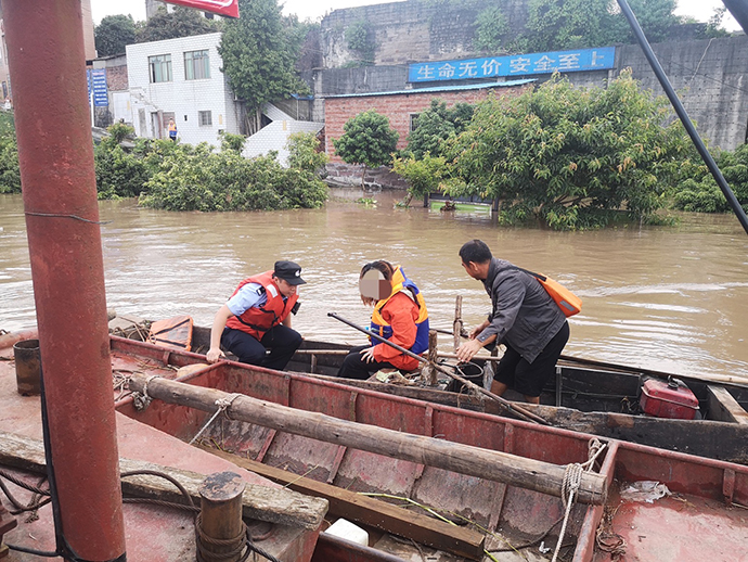 跳江女子的81公里生死漂流：接近死亡时后悔了