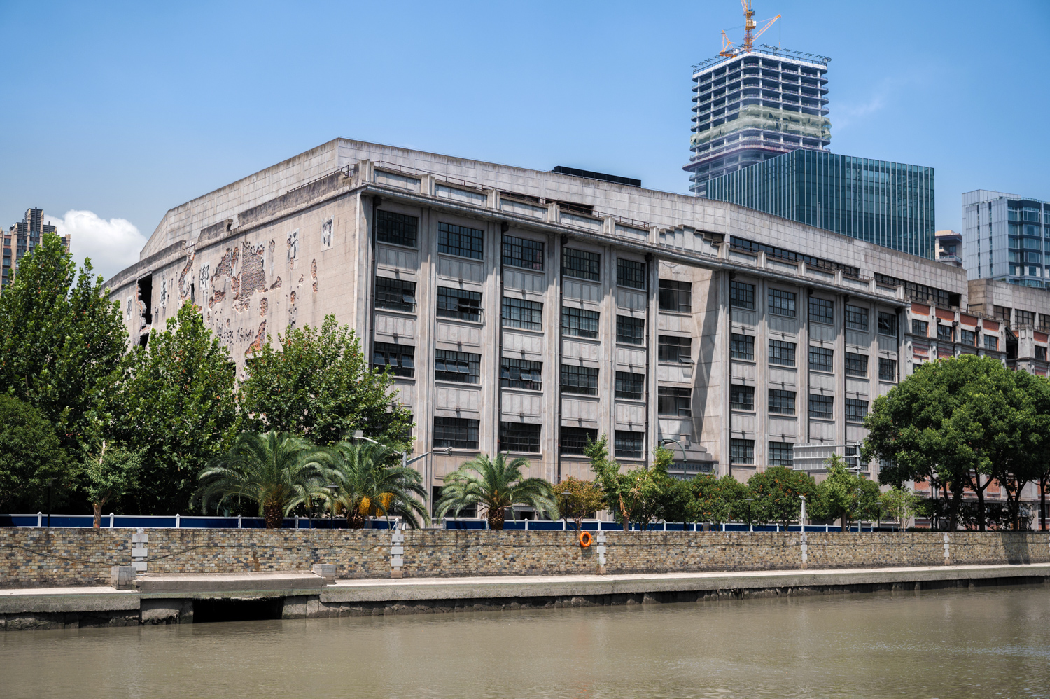 上海四行仓库抗战纪念馆全景.河对岸为淞沪会战期间原英美租界区.