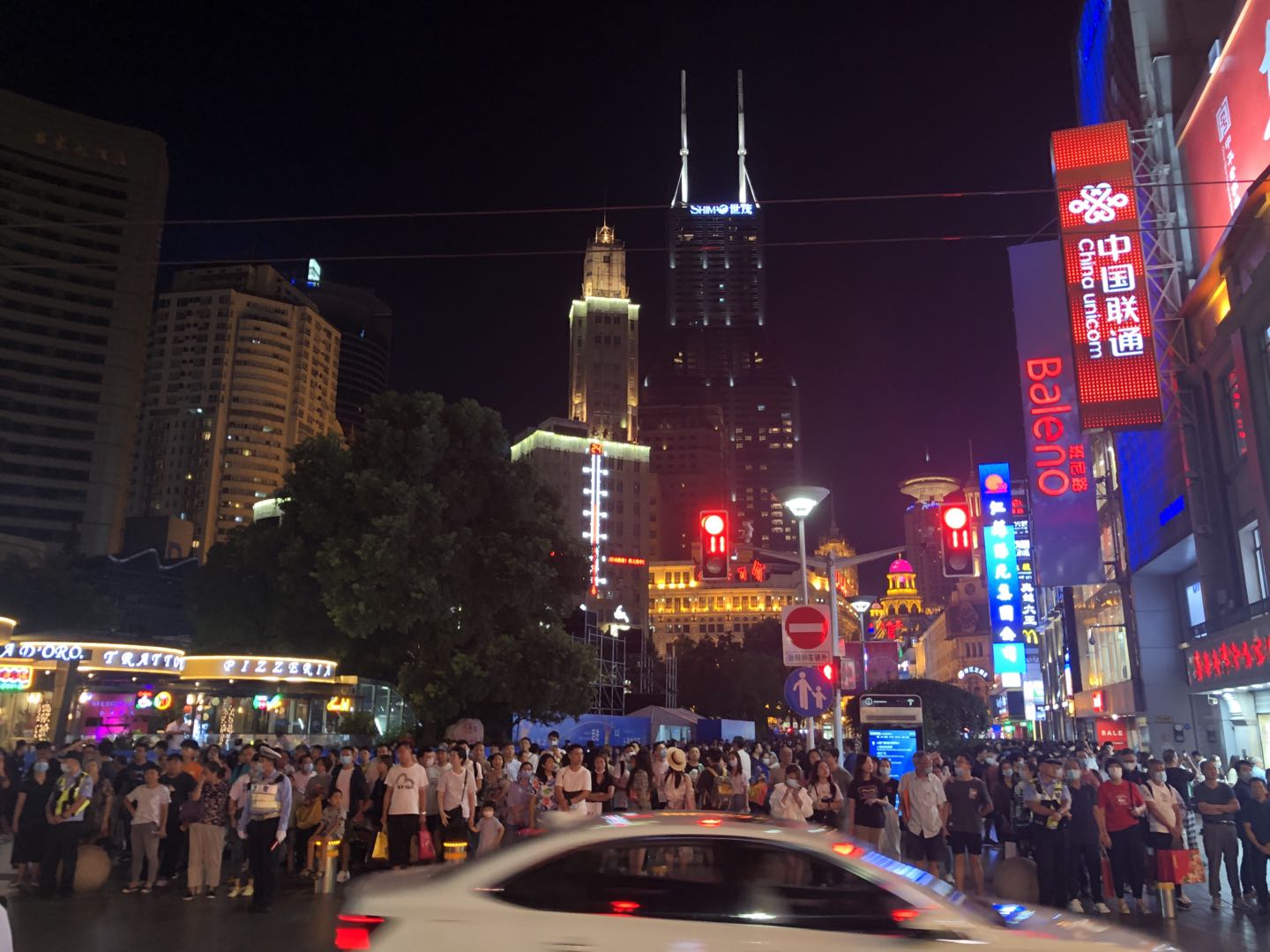 9月12日晚,南京路步行街夜景. 澎湃新闻记者 邹娟 摄