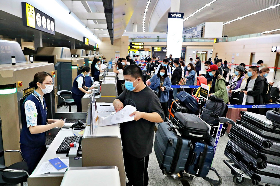9月21日,留学生在重庆江北国际机场托运行李.莫晓健/中新社 图