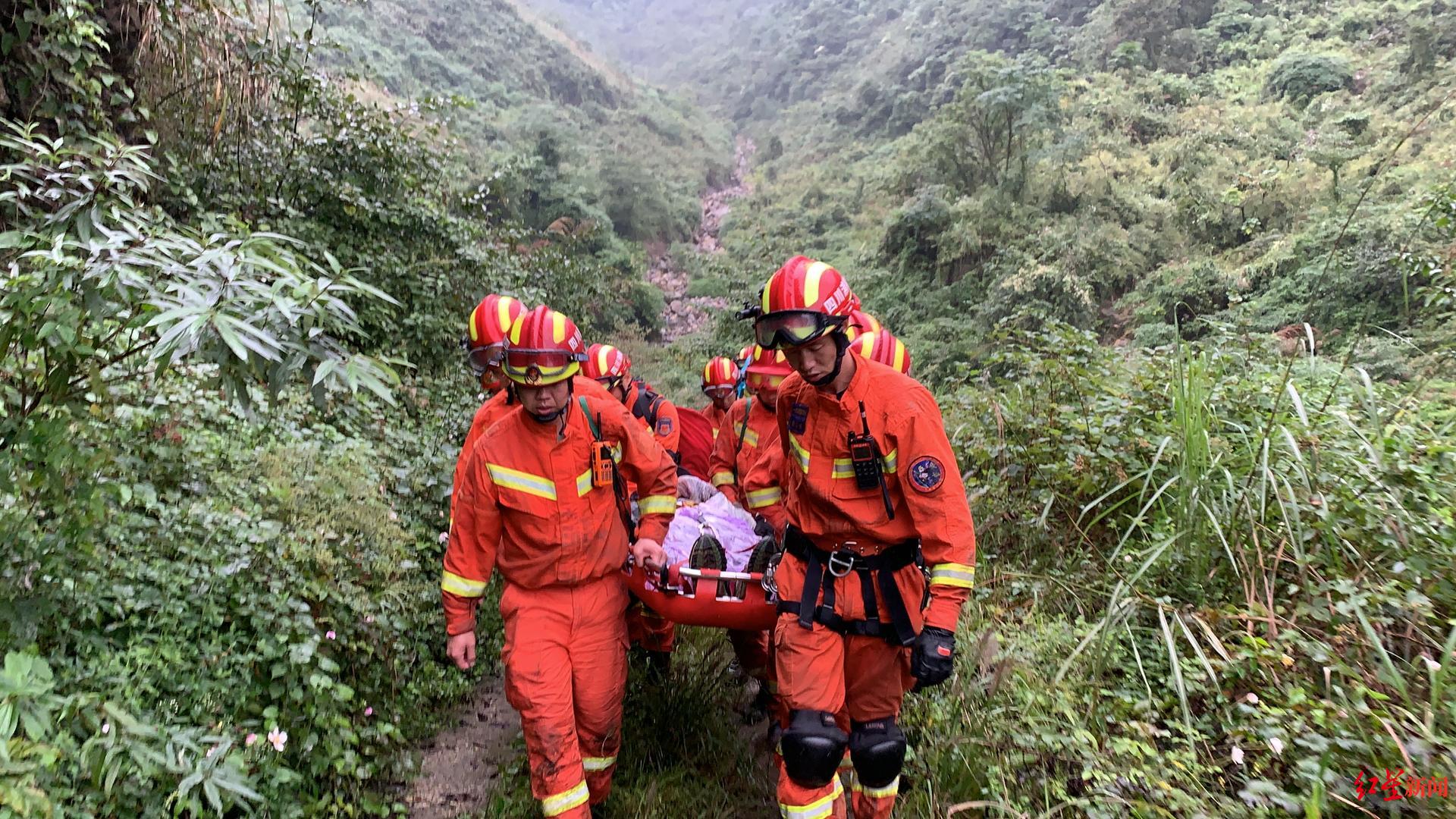 两驴友未开发区域登山坠崖被困,消防员22小时绝壁索降施救