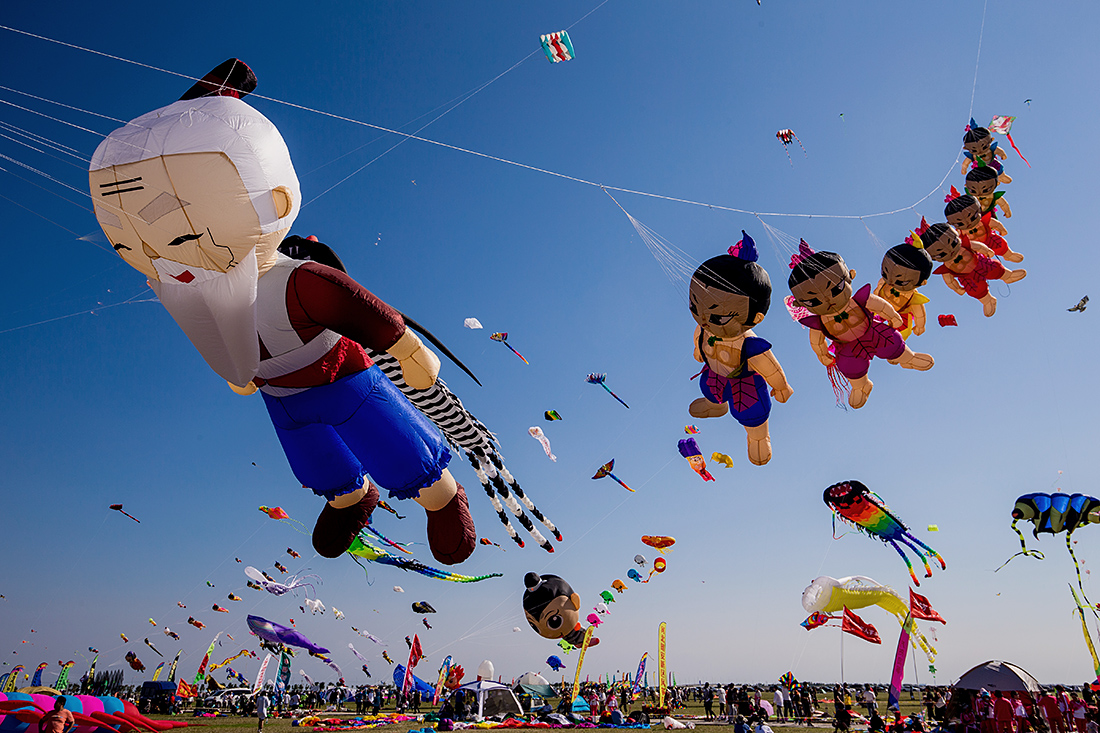 据了解,本届风筝会共计700余名风筝爱好者,聚现场展示风筝花样和放飞