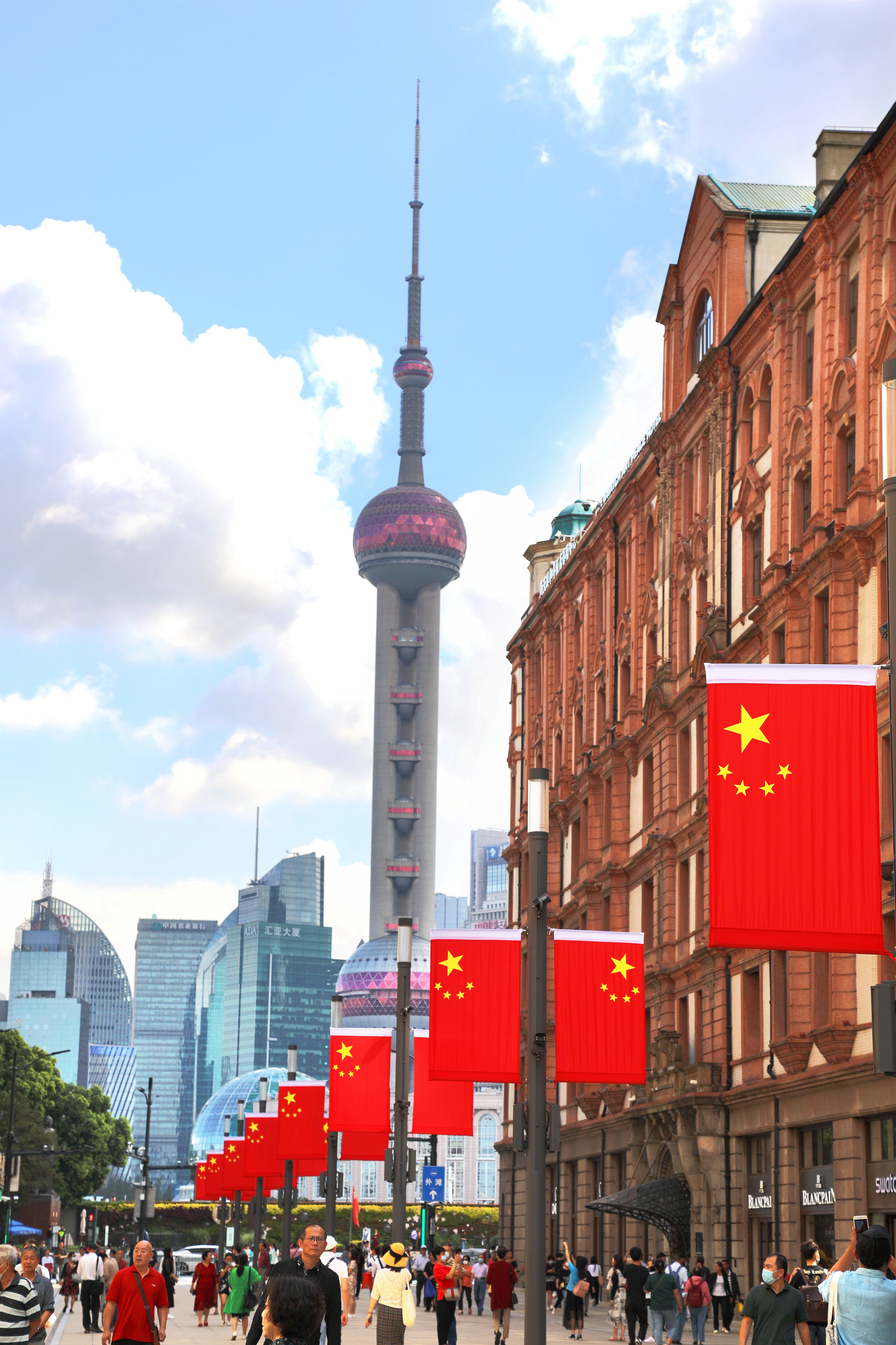2020年10月1日,国庆节,上海,闹市区街道挂满国旗,节日氛围浓厚.