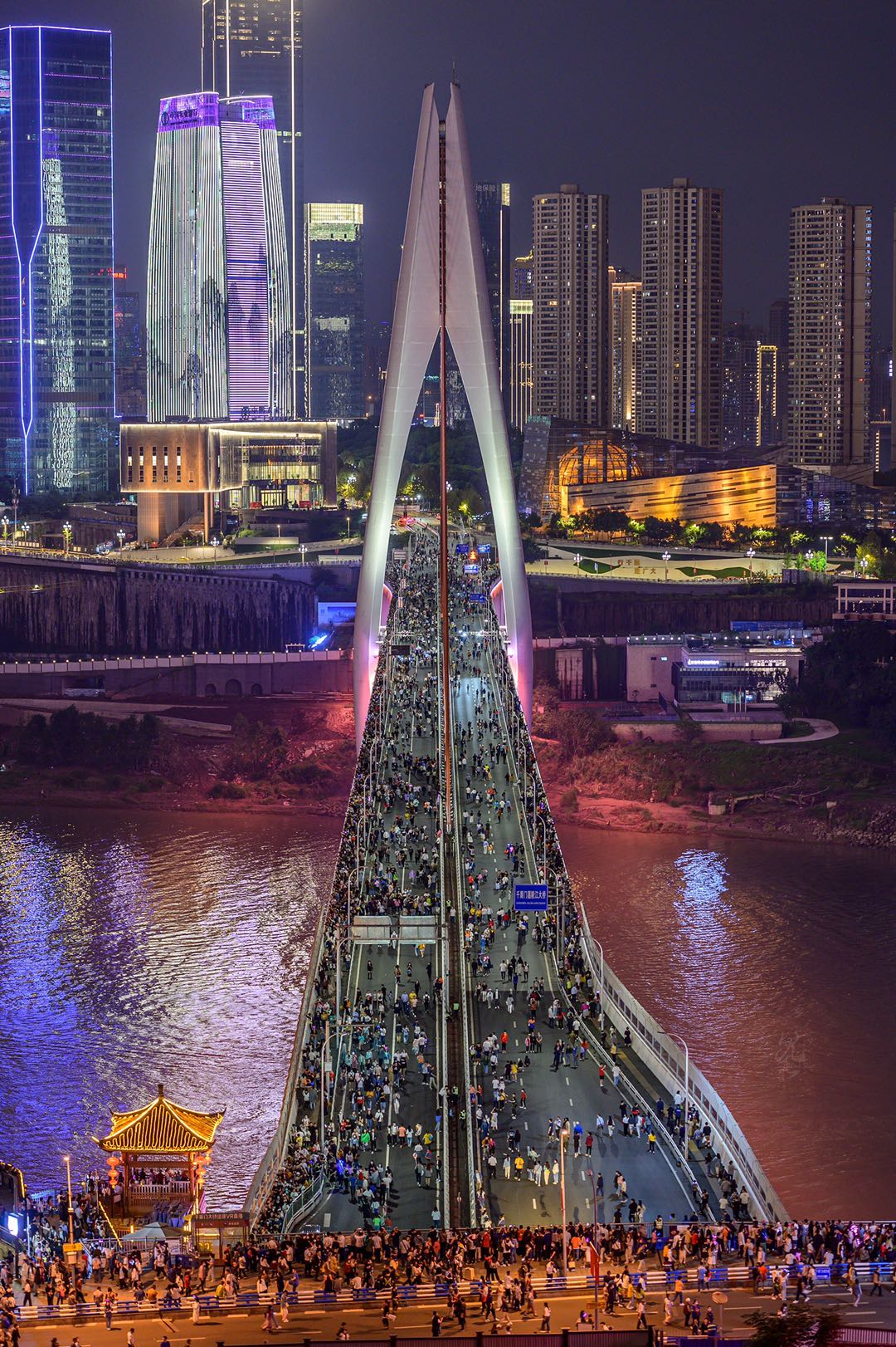 为方便游客,重庆渝中区千厮门大桥短暂封闭变"步行街"