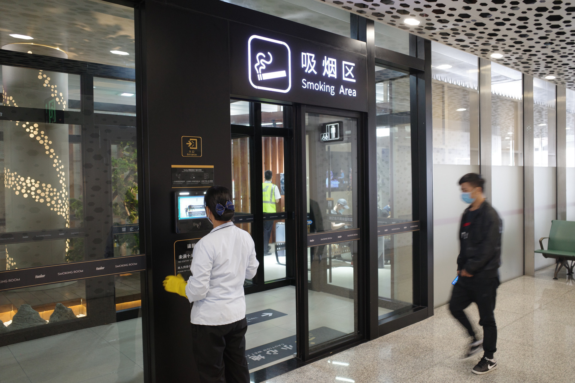 深圳宝安机场被曝违法设置室内豪华吸烟区市控烟办督促整改