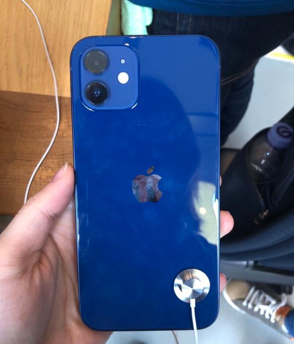 iphone12蓝色新机 澎湃新闻见习记者 林栎昕 摄