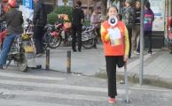 独腿女子拄拐杖参加旗袍大赛获并列第一名