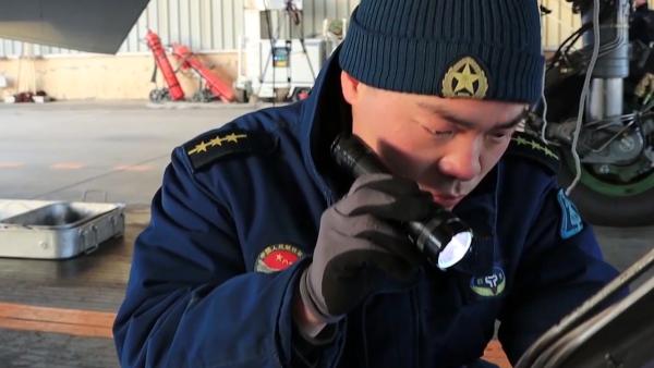 海军航空机务兵战鹰背后的守护者