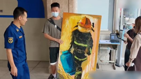 退伍小伙送画致敬消防员