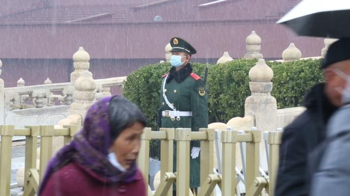 北京初雪，天安门武警雪中执勤站成风景