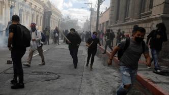 危地马拉数百名示威者闯入国会大楼纵火，要求总统辞职