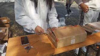 大學生組團幫拆快遞：變賣紙盒幫助有需要的人
