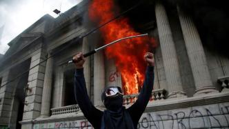 早安·世界｜危地马拉爆发反预算抗议，国会大楼遭纵火