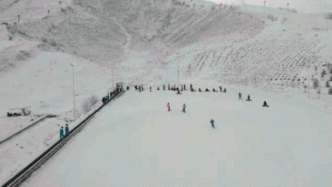 新雪季：新疆滑雪场“开板”，乌鲁木齐周末单日游客量近4万