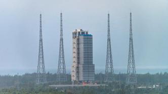 长征五号遥五运载火箭加注低温推进剂，计划24日凌晨发射