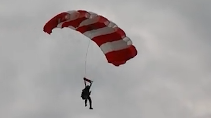 降落伞试跳员26年试跳3000多次