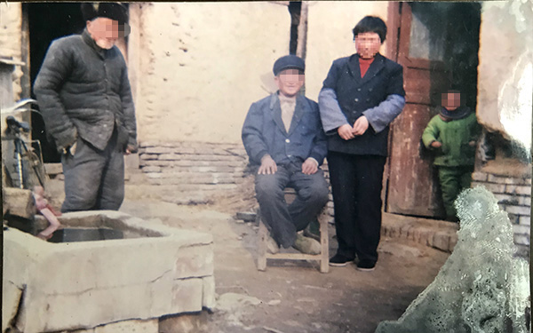 方家合影，从左到右依次为洋洋爷爷、方天木、杨兰、洋洋。澎湃新闻记者 沈文迪 翻拍