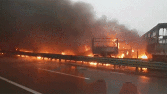 陕西包茂高速一路段40余辆车相撞：10余车起火，多人被困