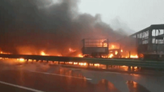 陕西包茂高速一路段40余辆车相撞：10余车起火，多人被困