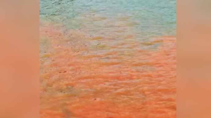 湘江长沙段遭污染变红，官方：系误将铁矿渣扫入江中所致