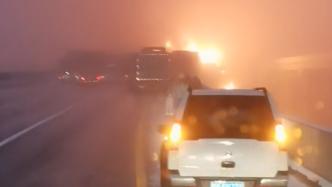 陕西包茂高速43车连撞，已致3死6伤