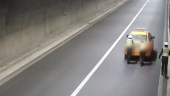 出租車隧道內拋錨，執法隊員徒手推車排險