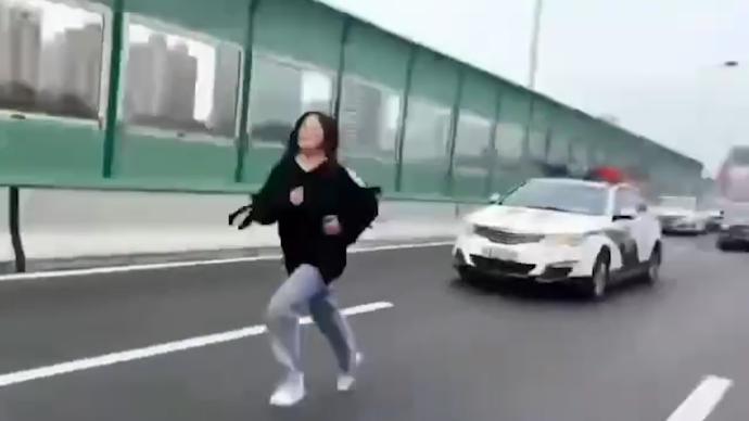 上海一女子在高架狂奔，后面竟缓缓跟了一辆警车？