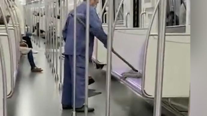 上海地铁保洁员用拖把清洁座椅，地铁回应：将全面自查自纠