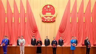 中共中央、国务院关于表彰全国劳动模范和先进工作者的决定