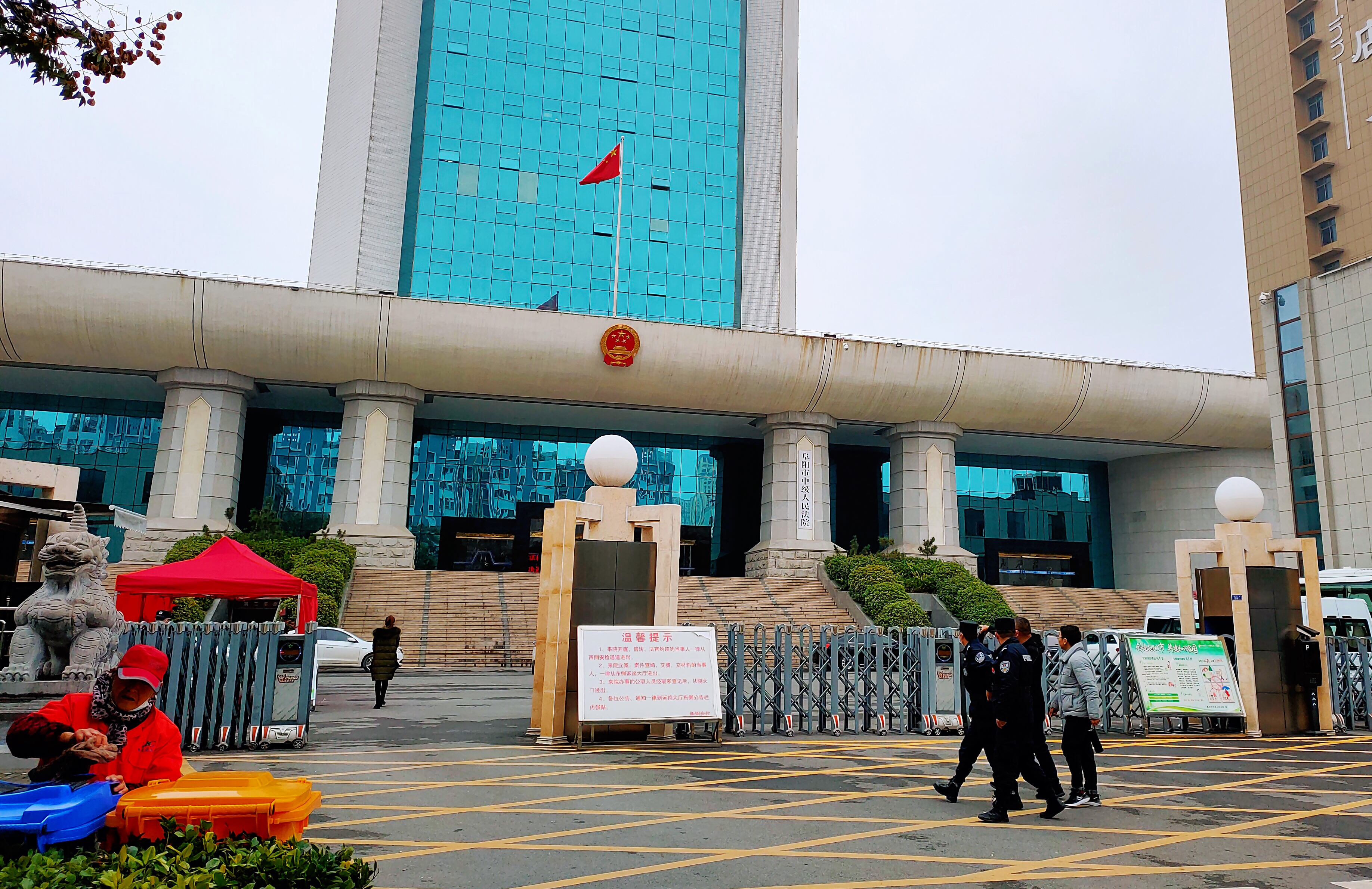 11月25日,安徽"少年沉尸公厕案"在阜阳市中级人民法院再审开庭.