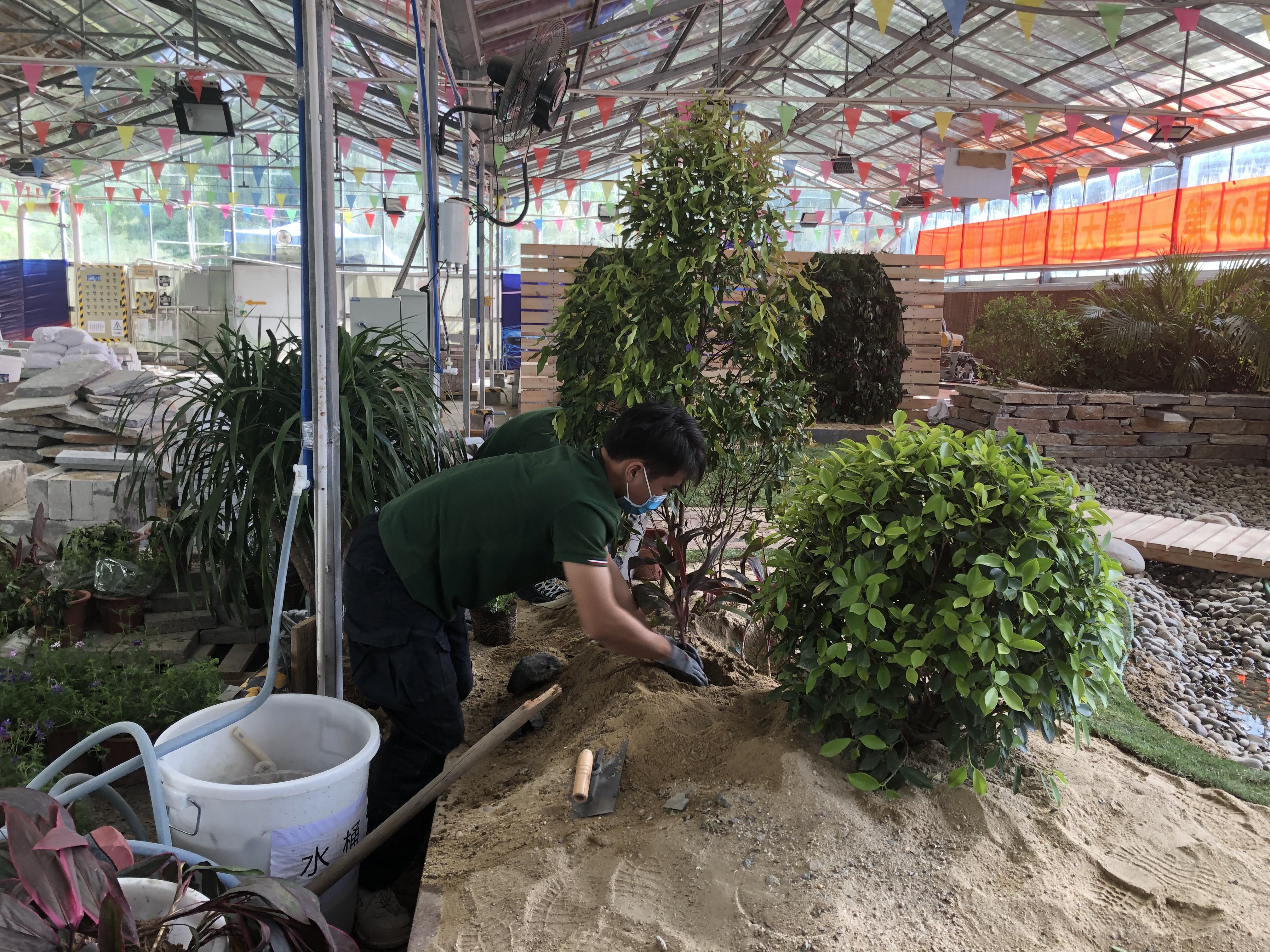 在广州市公用事业技师学院的园艺项目基地，学生们正在练习打造园艺作品 