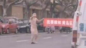 青岛一分局通报“男子裸身拉横幅”：系与车行有纠纷，行拘十日