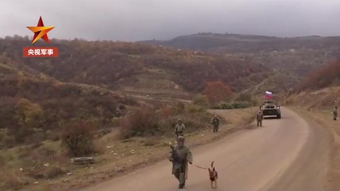 纳卡地区遗留大量炸弹，俄维和人员带军犬排爆