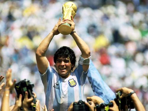 马拉多纳帮助阿根廷1986年世界杯夺冠。
