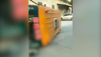 幼儿园校车与小客车相撞侧翻，警方通报一学生受伤