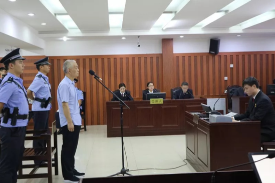 狄志民的“保护伞”洛宁县兴华镇党委原书记孙海报在法庭受审。