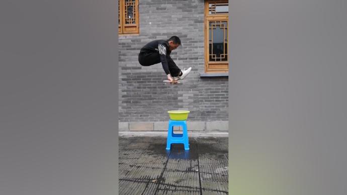 小伙练“蜻蜓点水”能滞空1秒：习武20年，每天练2小时