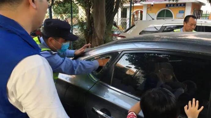 2岁男童被困车内，其母不肯破窗坚持等人送钥匙