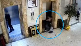 两名醉汉跌倒砸开电梯门，双双坠落电梯井