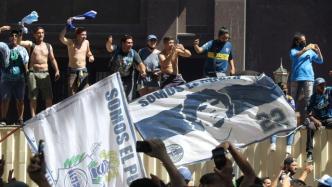 马拉多纳球迷与警察在告别仪式现场爆发冲突