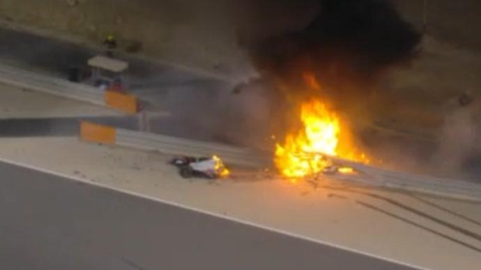 F1赛车起火断成两截，车手格罗斯让死里逃生