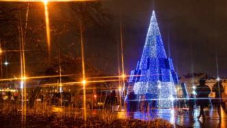 立陶宛首都圣诞树被点亮，拉开庆祝活动序幕