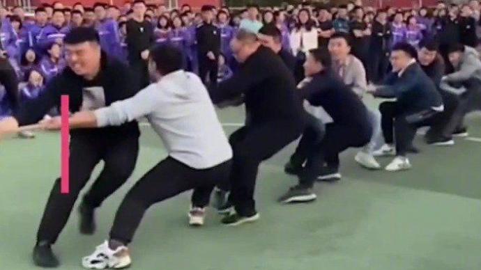中学举行比赛，老师与学生拔河被“秒杀”