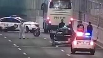 上海一出租车司机酒驾载客逆行高架路，还与警车相撞了