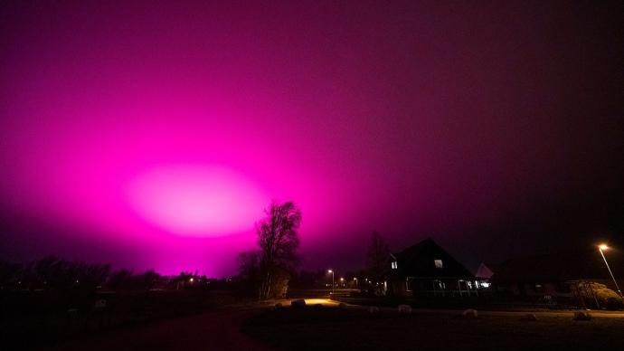瑞典小镇夜晚现紫色天空，原因曝光引发居民恐慌