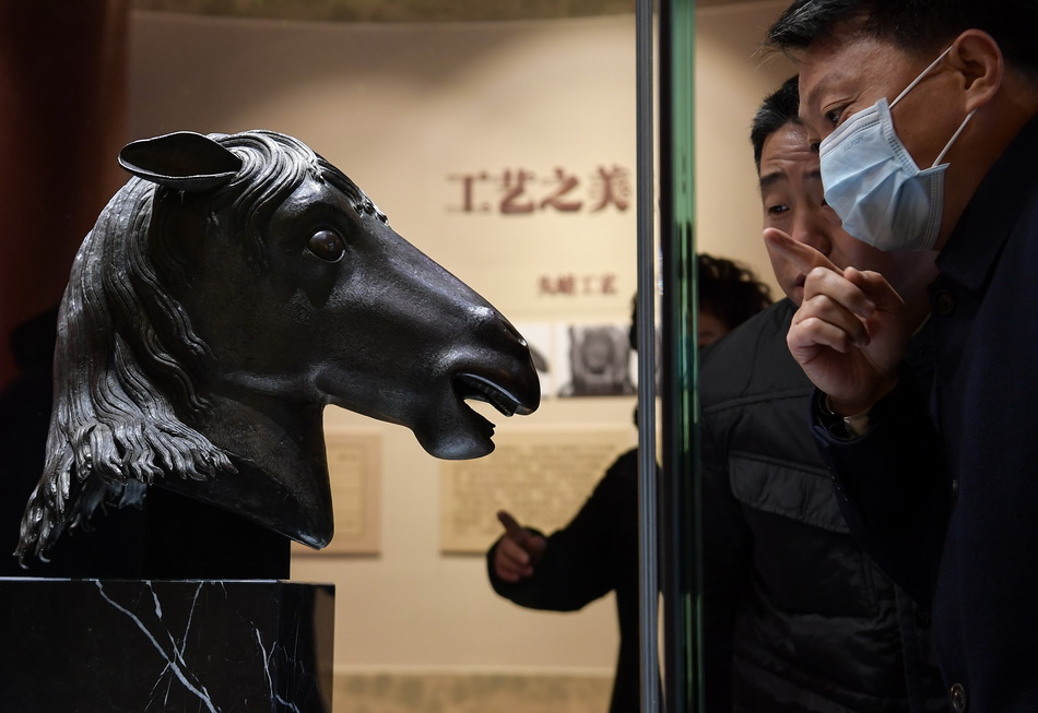12月1日，参观者在展厅内观看马首铜像。.JPG